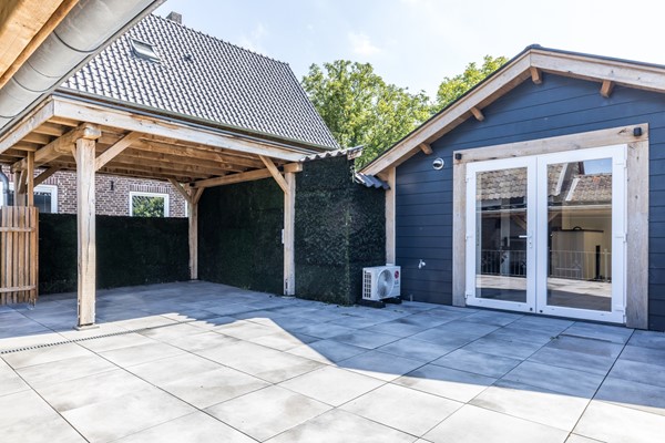Foto - Te koop: Een woning voor de toekomst met een energielabel van A+++ met een multifunctionele ruimte      (ca 25 m2) en tuin met eiken overkapping en grote eiken carport in het Heuvelland.